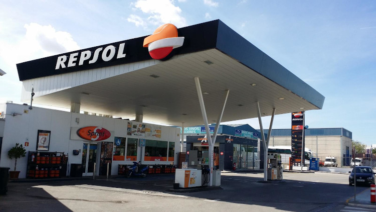 Repsol no podrá ampliar su red de gasolineras en 36 territorios el próximo año, al superar el 30% de cuota