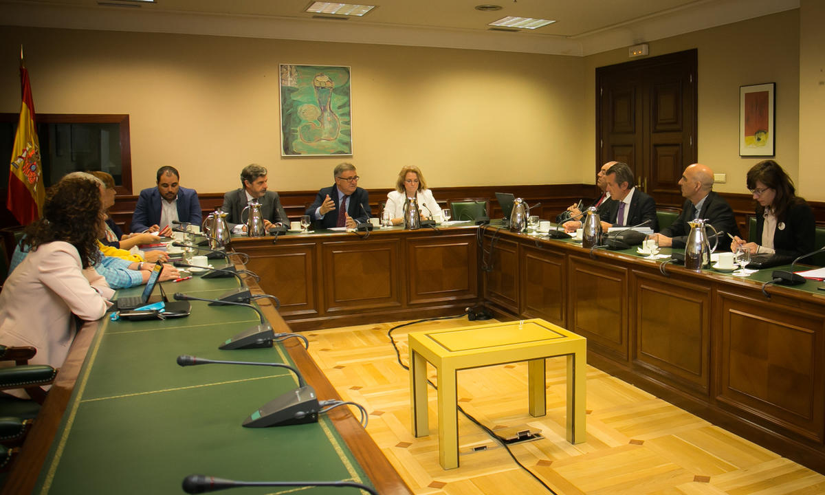 Presentada en el Congreso la plataforma Gasolineras Atendidas y Seguras