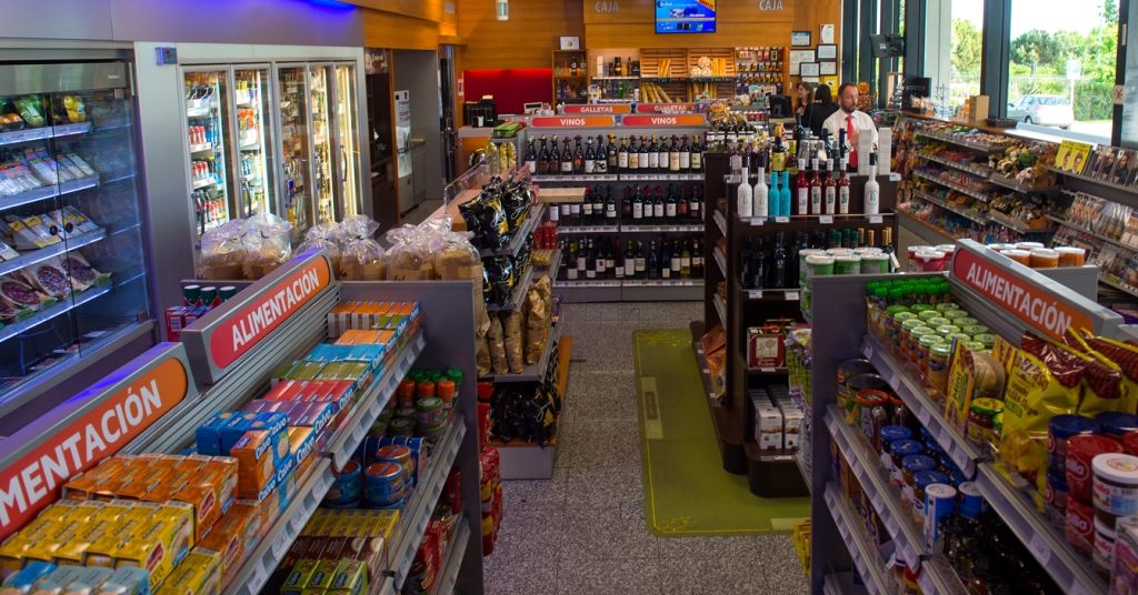 Tiendas de las gasolineras: de comprar chicles y agua a llenar la cesta de la compra diaria