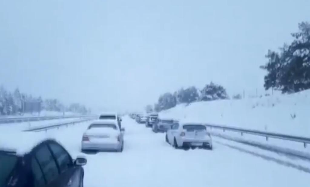 Gasolineras atendidas para los usuarios atrapados en las nevadas