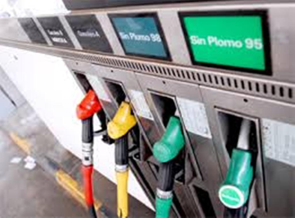 Siete cosas que nunca deberías hacer al repostar en una gasolinera