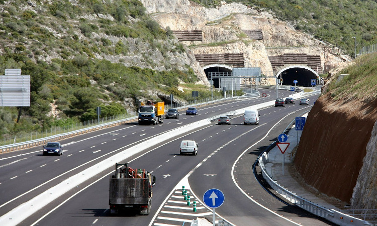El transporte por carretera pacta con el Gobierno un nuevo paquete de ayudas directas al sector