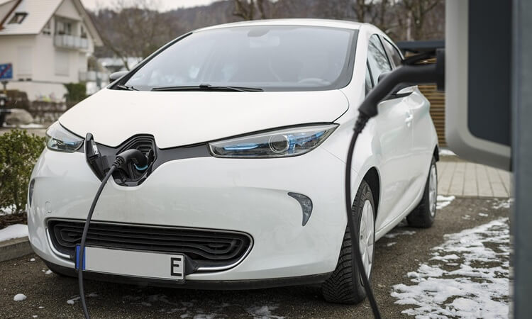 El coche eléctrico entra en boxes