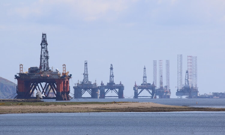 El Brent sube con fuerza un 7% y cierra en 100,69 dólares, niveles no vistos desde mayo