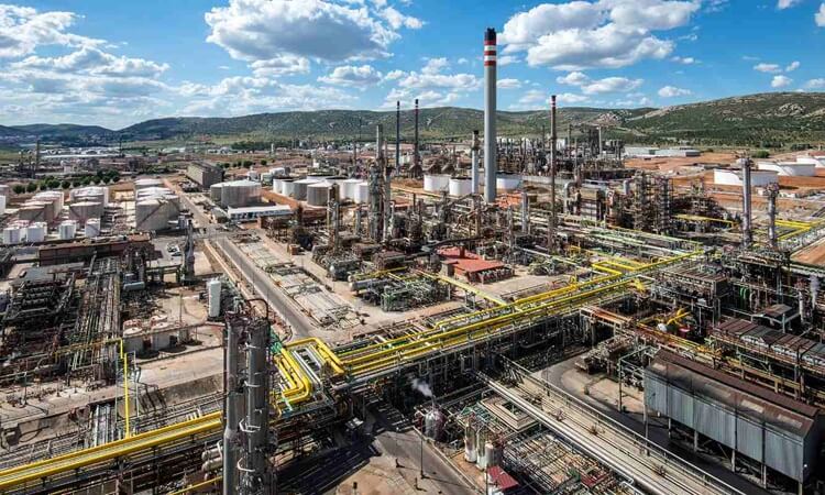 Europa cierra refinerías mientras paga el diésel más caro de la historia